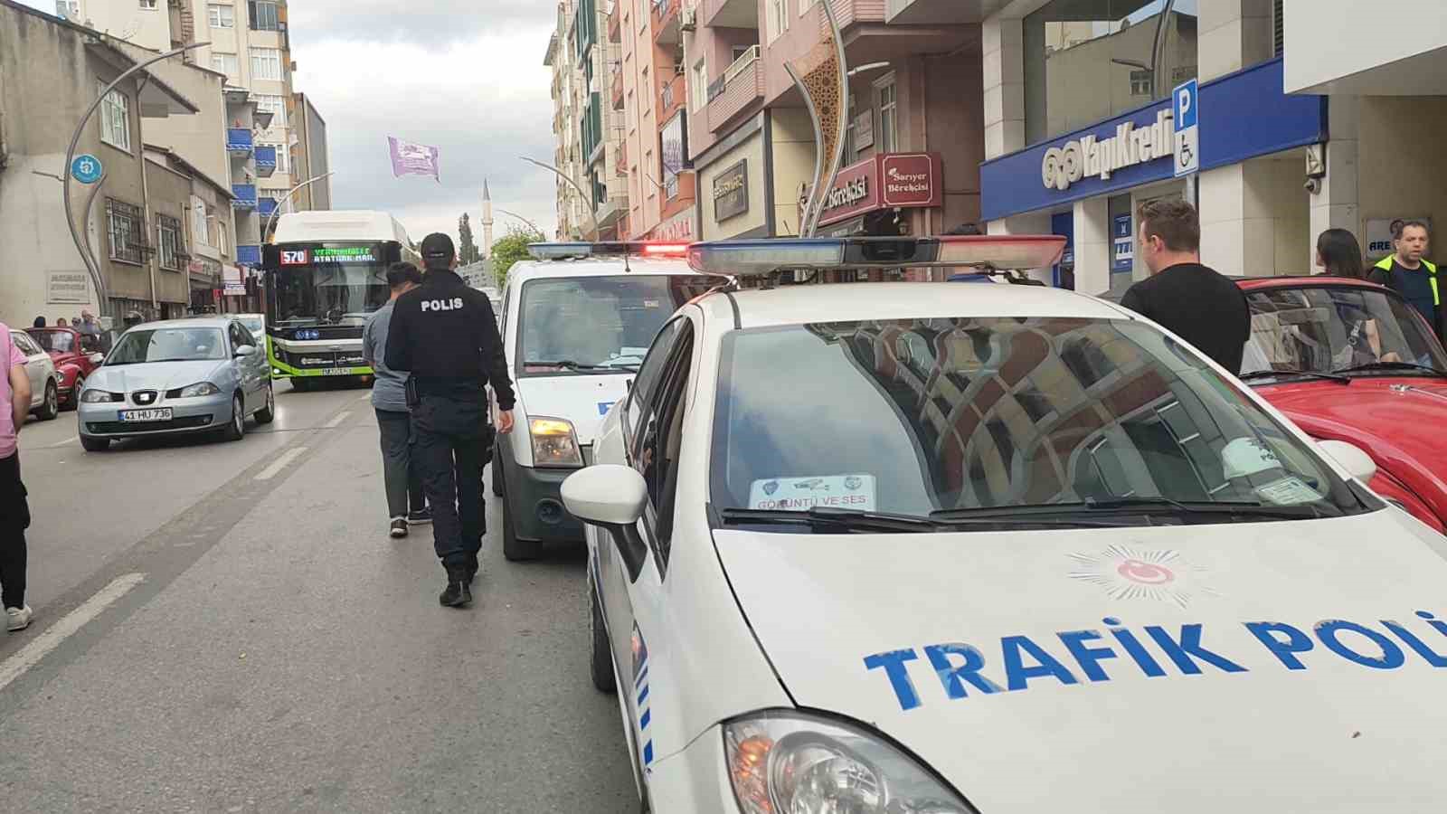 KOCAELİ’NİN GEBZE İLÇESİNDE YOLUN KARŞISINA GEÇEN YAYA BİSİKLET ÇAPTI. KAZA