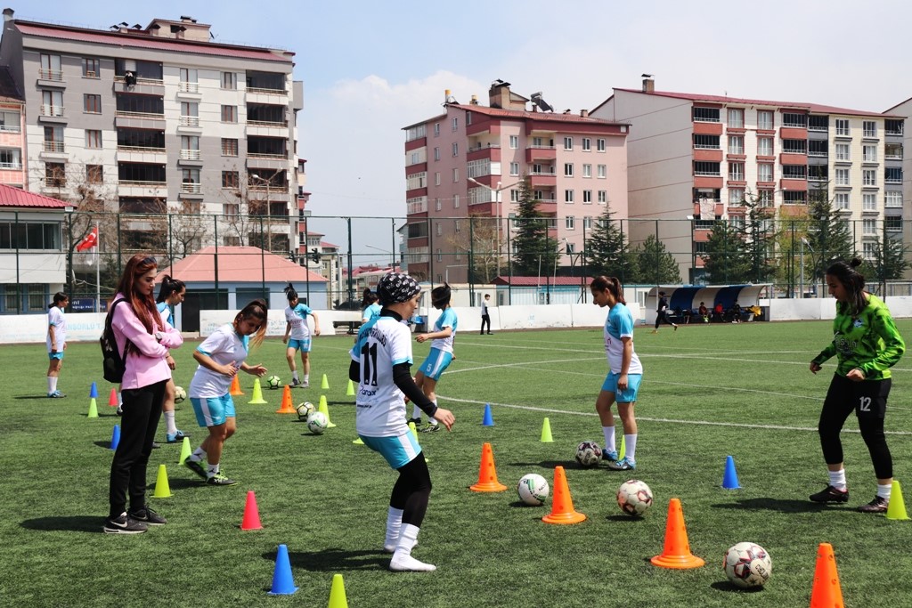 BİTLİS’TE BULUNAN VE KADINLAR 3. LİGİ'NDE MÜCADELE EDEN KADIN FUTBOL
