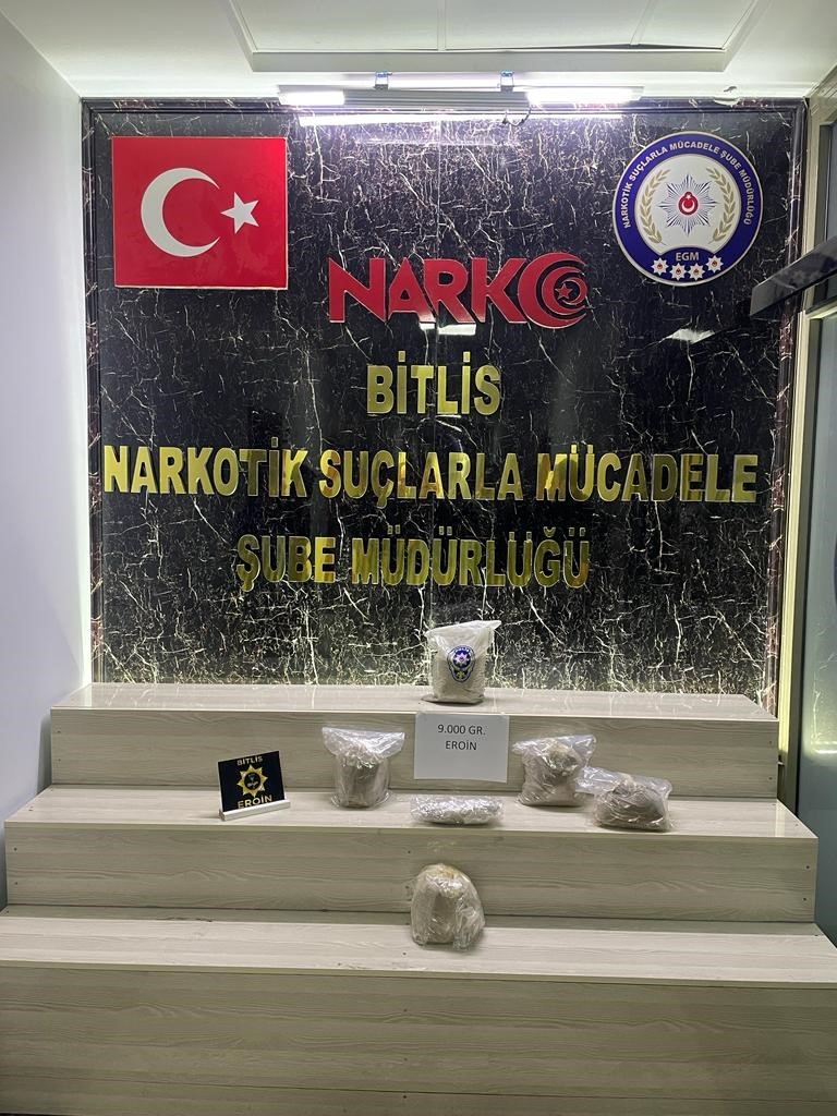 BİTLİS’TE BİR YOLCU OTOBÜSÜNDE YAPILAN ARAMADA 9 KİLO EROİN ELE
