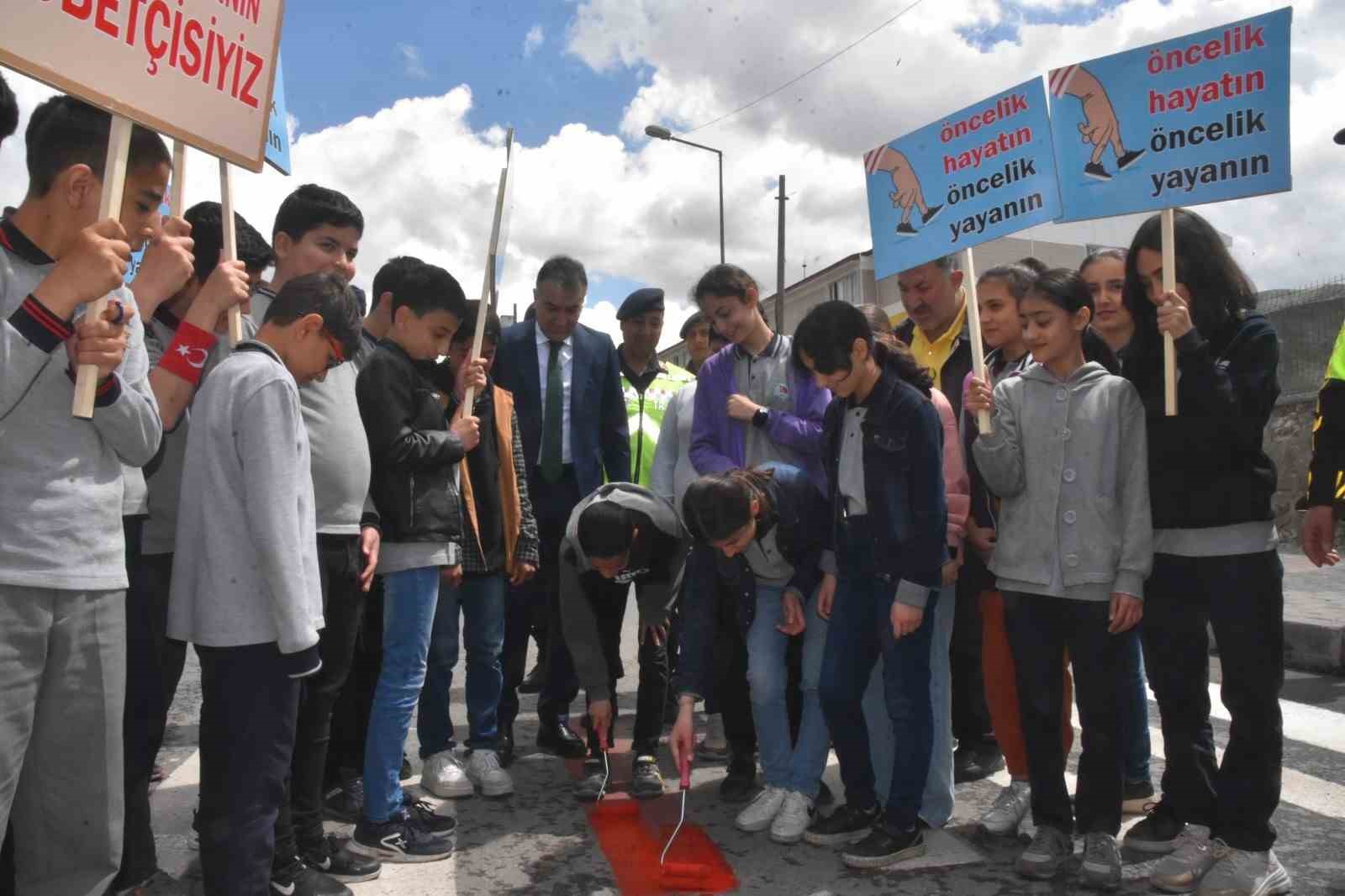BİTLİS’TE KARAYOLU GÜVENLİĞİ VE TRAFİK HAFTASI ÇERÇEVESİNDE ÖĞRENCİLERE VE SÜRÜCÜLERE