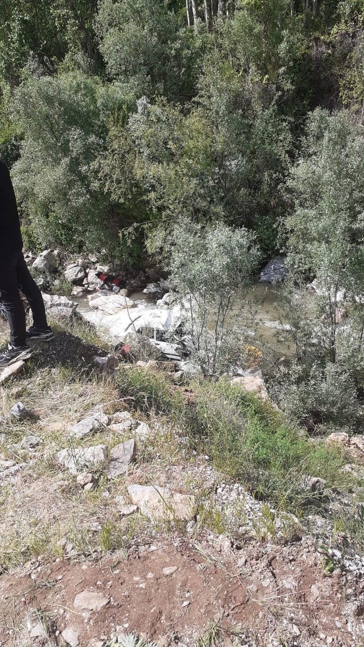 BİTLİS'İN MUTKİ İLÇESİNDE KONTROLDEN ÇIKAN OTOMOBİLİN DEREYE UÇMASI SONUCU 1