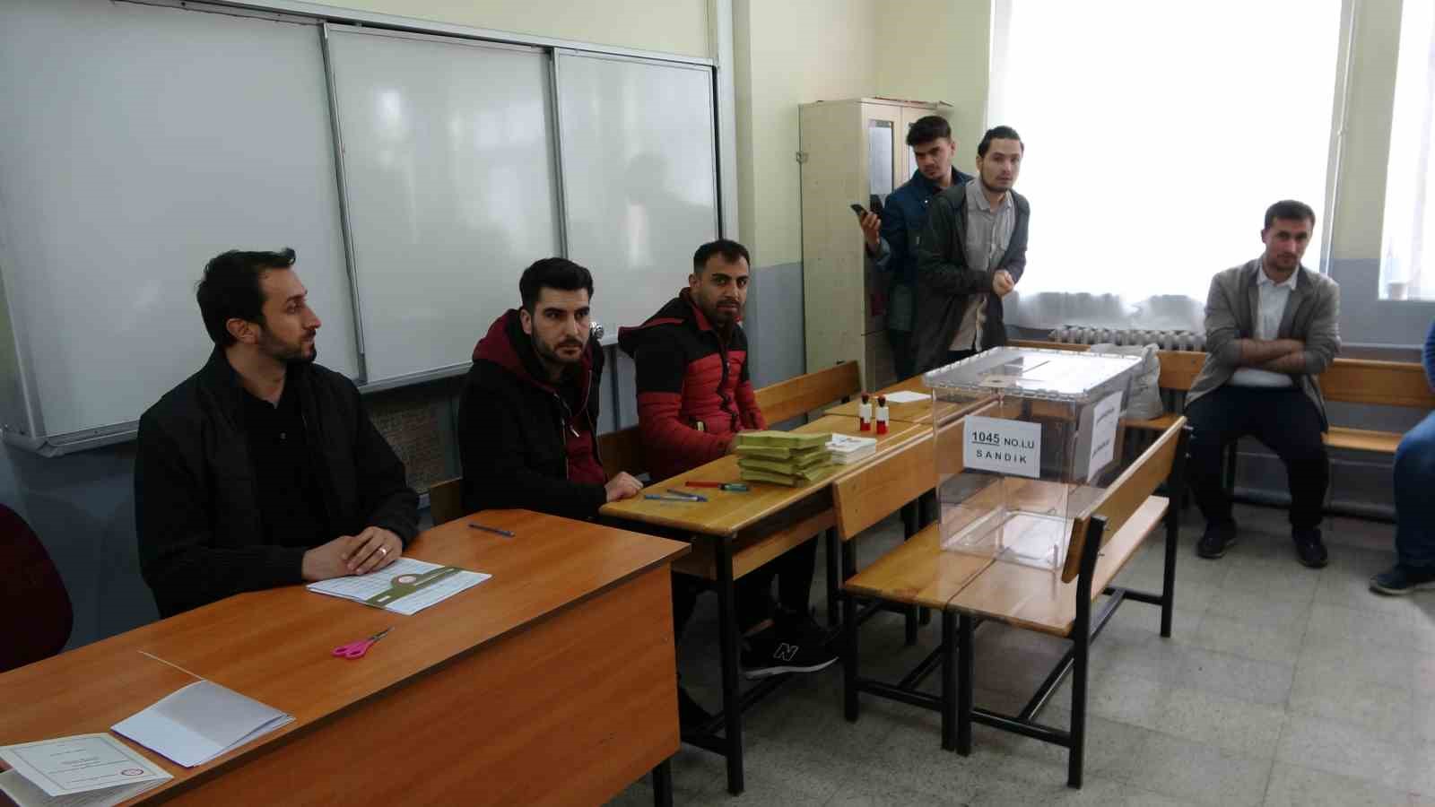 BİTLİS’TE CUMHURBAŞKANLIĞI 2. TUR SEÇİMİ İÇİN OY VERME İŞLEMİ SABAH