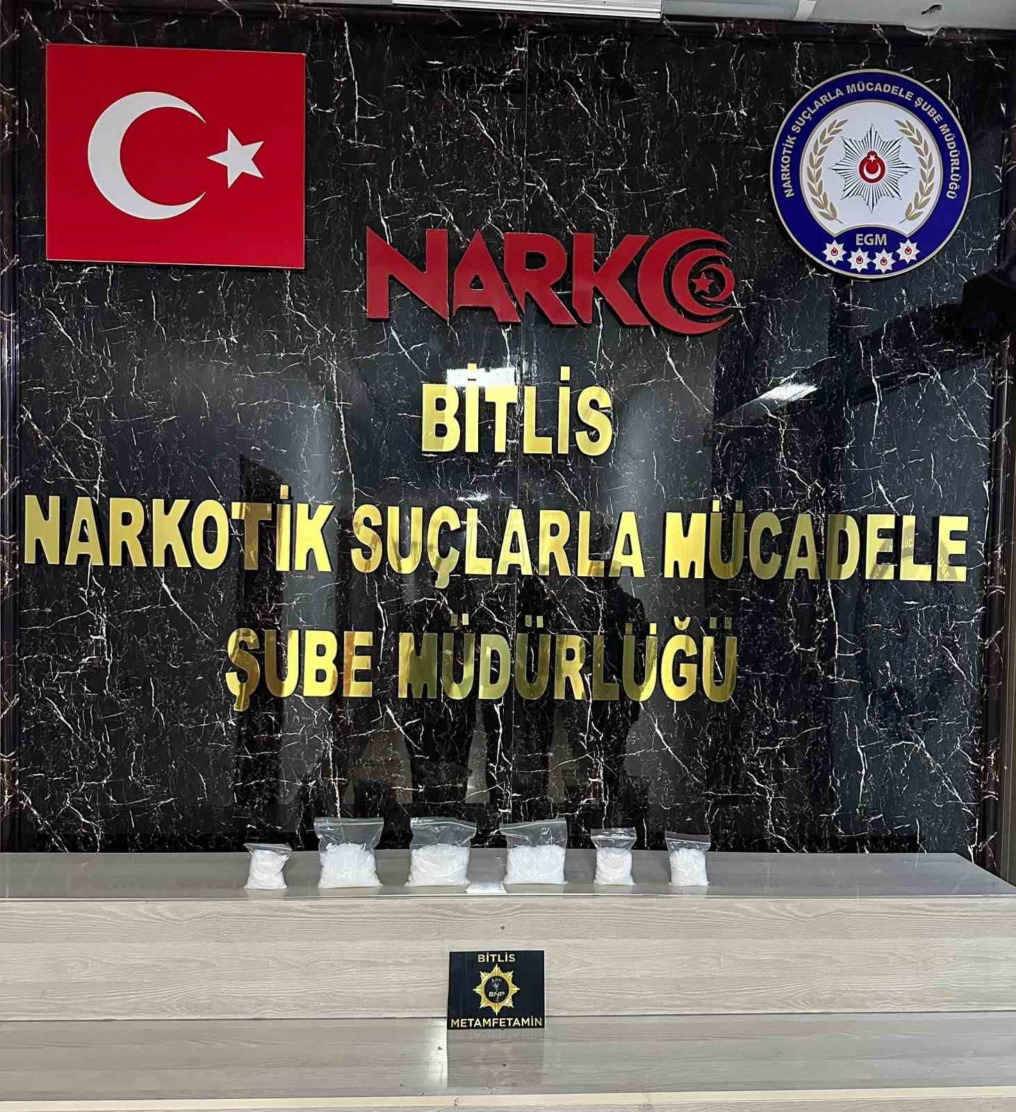 BİTLİS’TE DURDURULAN TİCARİ TAKSİ İÇERİSİNDE YAPILAN ARAMADA 893 GRAM METAMFETAMİN