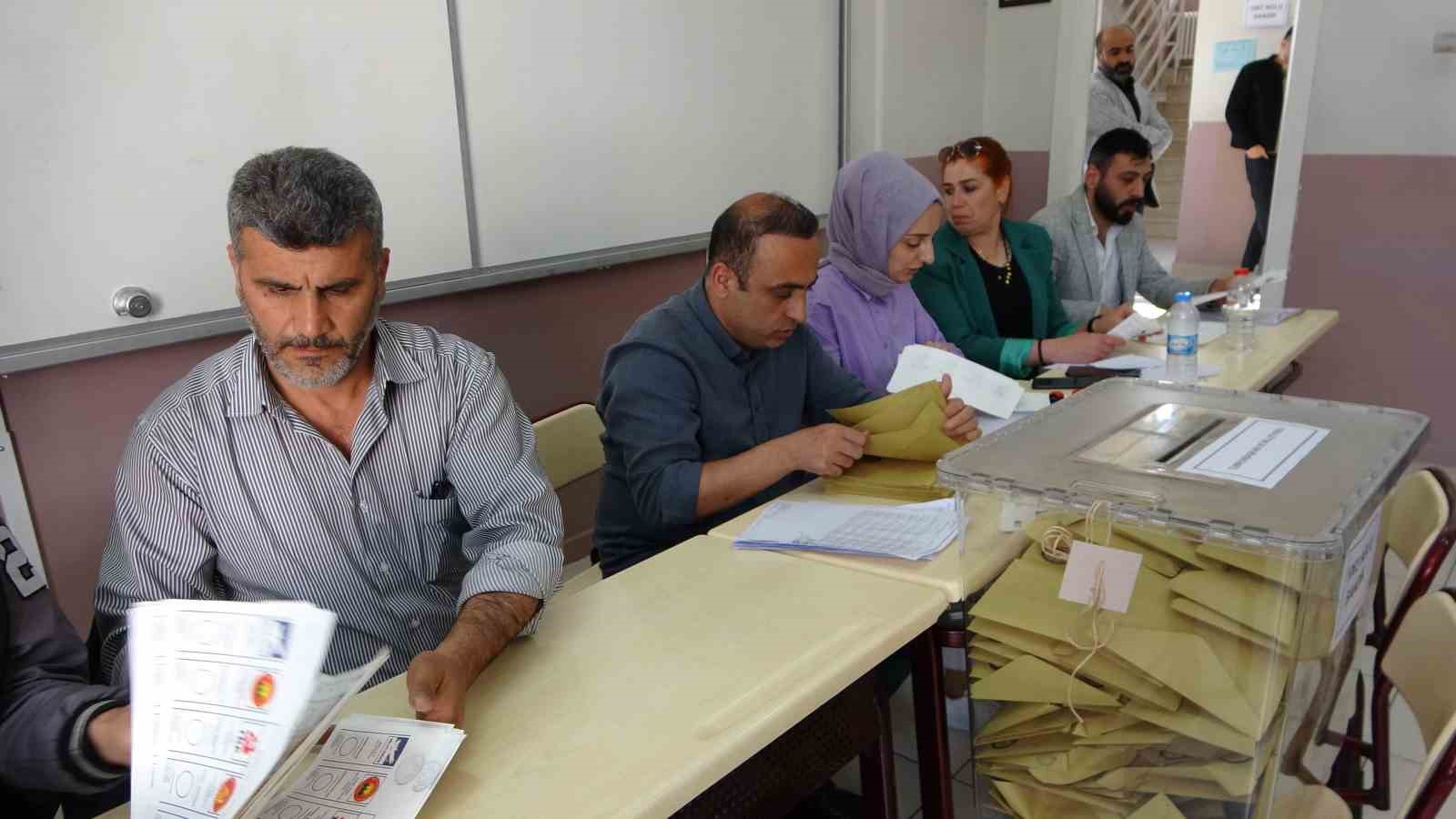 BİTLİS’TE YAPILAN SEÇİMLER SONUCU İKİ PARTİ MECLİSE VEKİL GÖNDERDİ