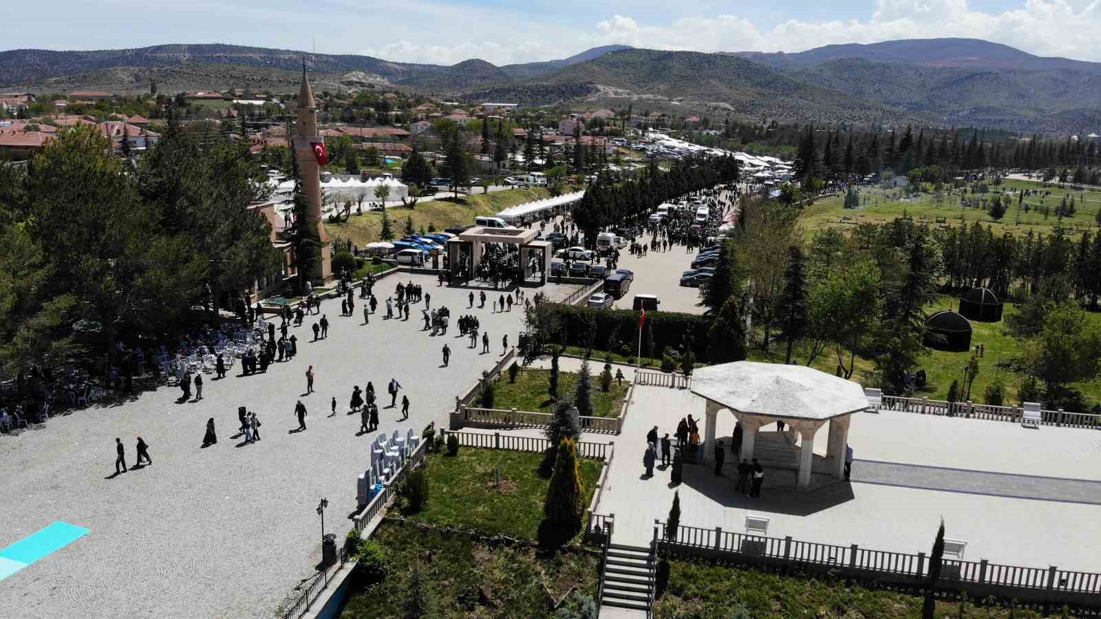 YUNUS EMRE’NİN ÖLÜMÜNÜN 702’NCİ YILINDA KABRİ BAŞINDA DÜZENLENEN ETKİNLİKLERLE, ENERJİ