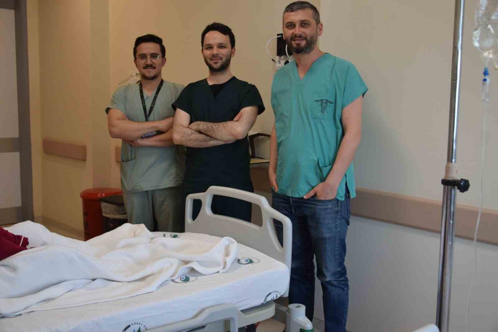DÜZCE ÜNİVERSİTESİ HASTANESİ'NE BÖBREK TAŞI ŞİKAYETİ İLE BAŞVURAN HASTA, YAPILAN