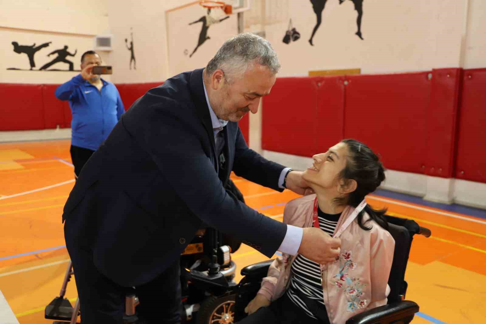 DERECEYE GİREN SPORCULARA ÖDÜLLERİNİ 19 MAYIS BELEDİYE BAŞKANI OSMAN TOPALOĞLU