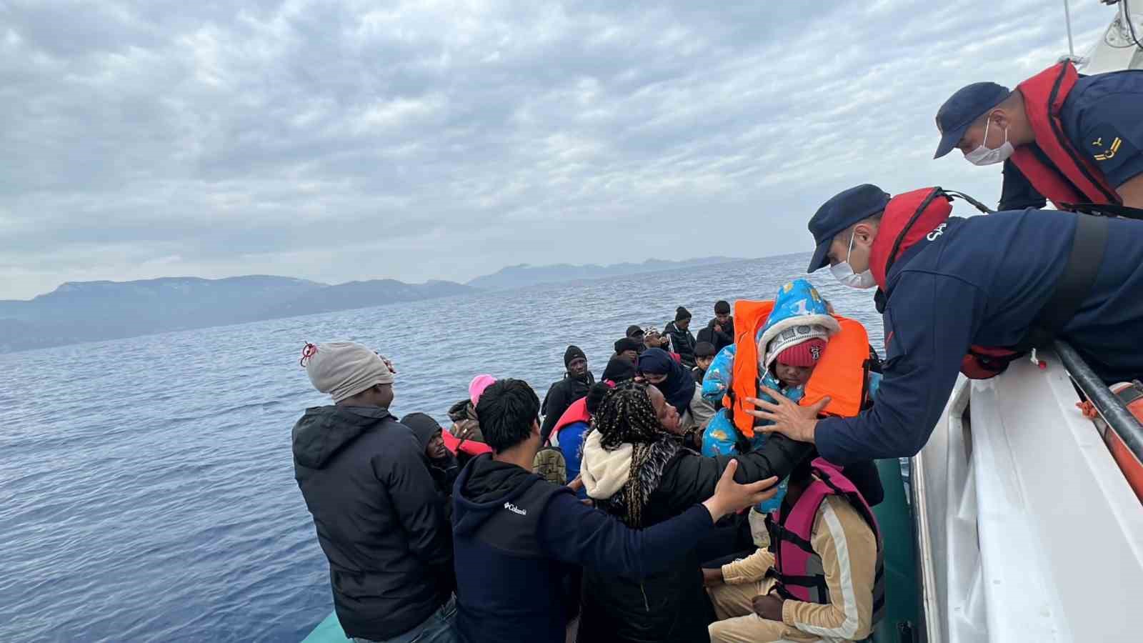 MUĞLA’NIN BODRUM İLÇESİ AÇIKLARINDA YUNANİSTAN UNSURLARINCA GERİ İTİLEN 30 DÜZENSİZ
