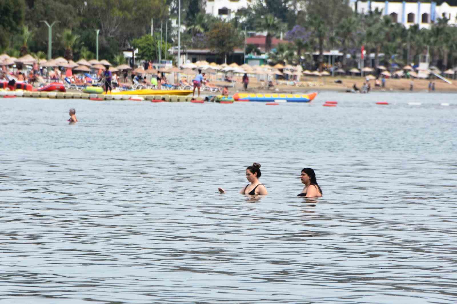 SANDIĞA GİDEN BODRUMLU SEÇMENLER DAHA SONRA DENİZE GİREREK SERİNLEDİ.