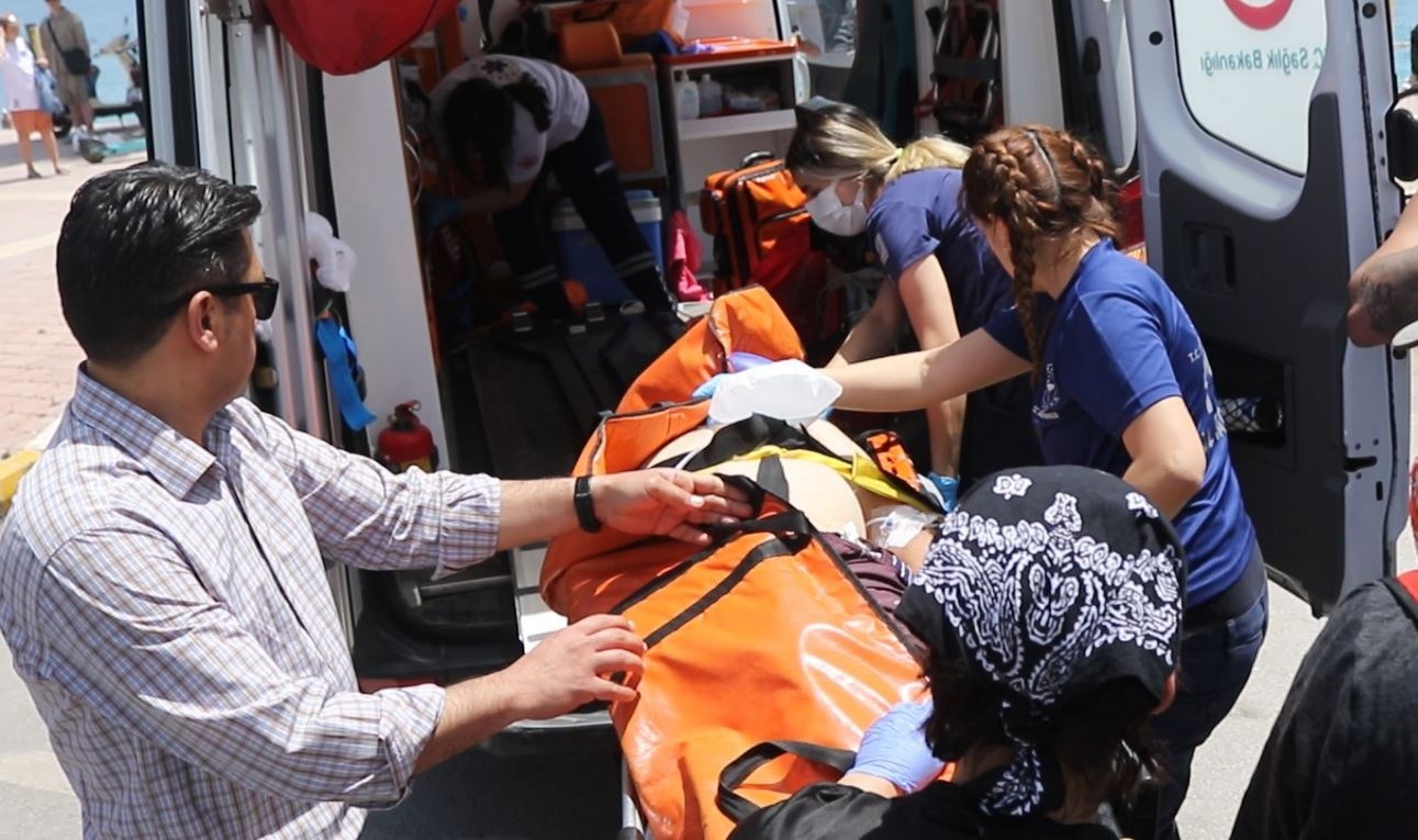 ANTALYA'DA DENİZDE BOĞULMA TEHLİKESİ GEÇİREN YAŞLI ADAM, SAĞLIK EKİPLERİNİN YAPTIĞI