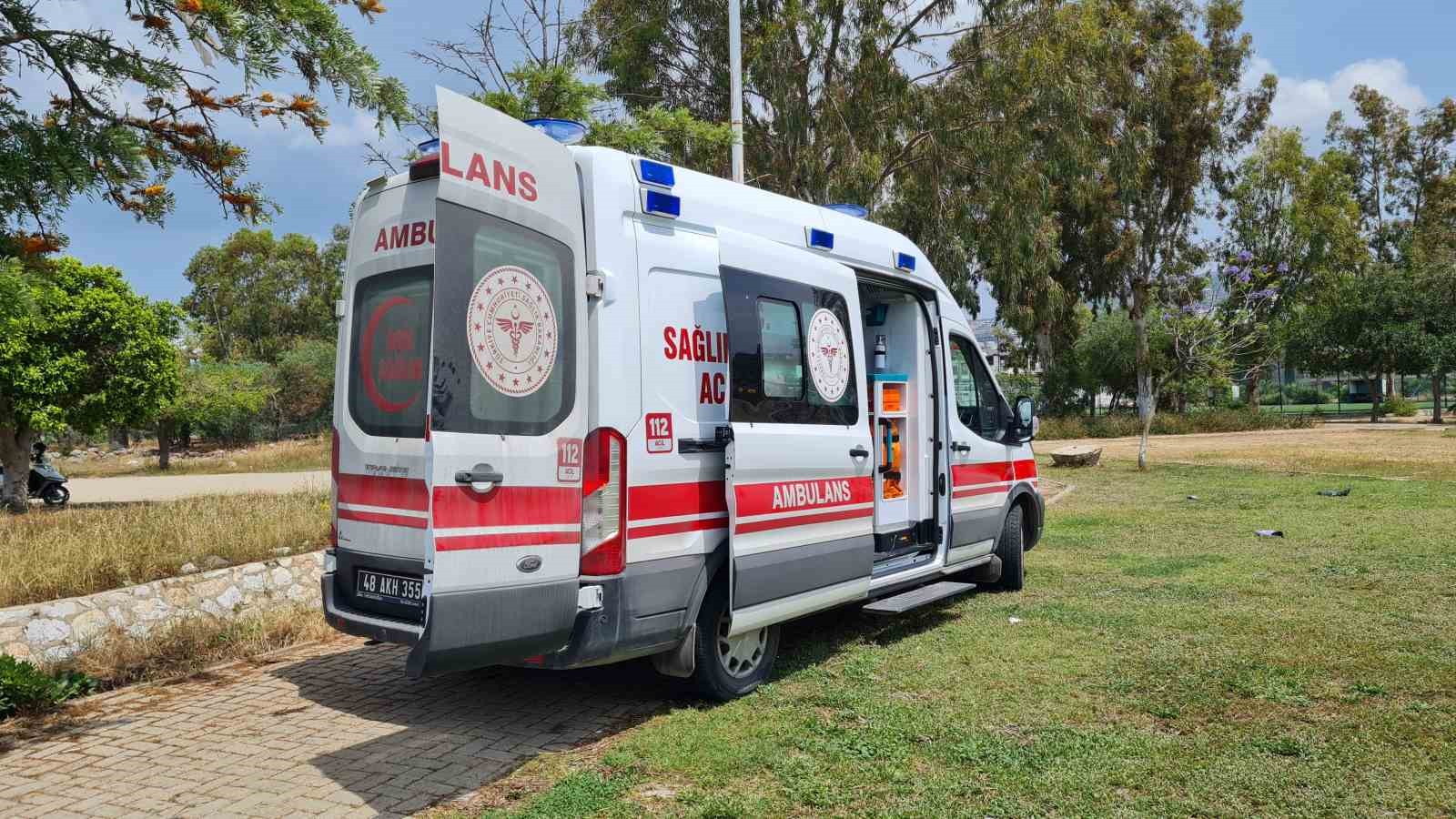 MUĞLA’NIN BODRUM İLÇESİNDE DENİZDE BOĞULMA TEHLİKESİ GEÇİREN GENCİ, SAHİLDEKİ VATANDAŞLAR