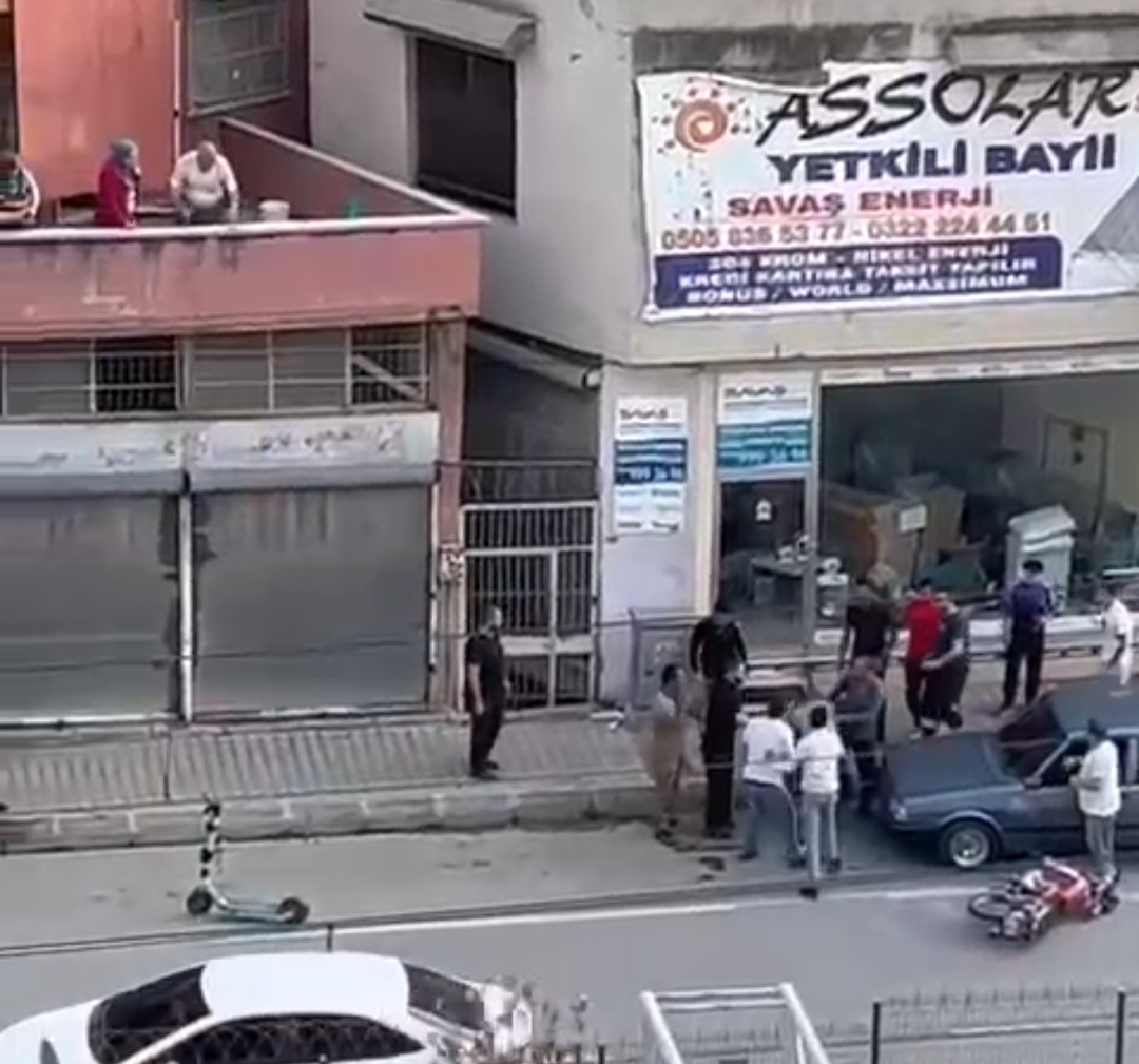 ADANA’DA TRAFİK KAZASI SONRASI ÇIKAN KAVGAYI VATANDAŞLARIN BALKON VE DAMLARDAN