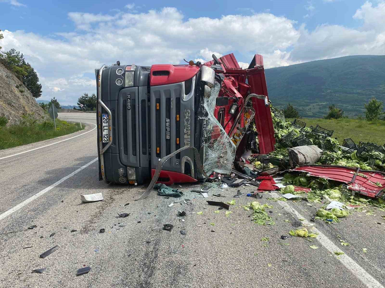 BOLU'NUN MUDURNU İLÇESİNDE 2 TIRIN ÇARPIŞMASI NETİCESİNDE 1 TIR DEVRİLDİ.