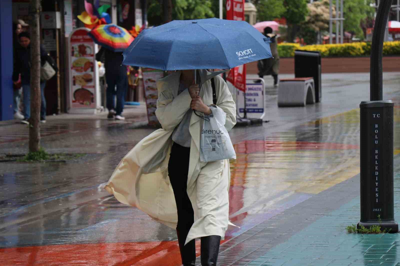 BOLU'DA SABAH SAATLERİNDEN İTİBAREN DEVAM EDEN SAĞANAK YAĞIŞ ARALIKLARLA ETKİLİ
