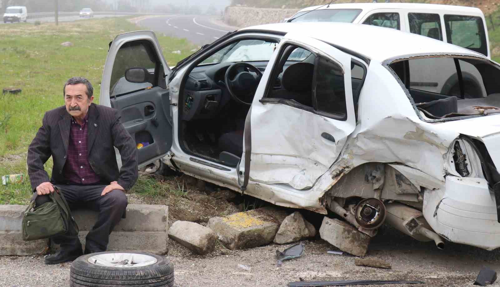 BOLU’DA D-100 KARAYOLUNDA HAFİF TİCARİ ARAÇ İLE OTOMOBİL ÇARPIŞTI. MEYDANA