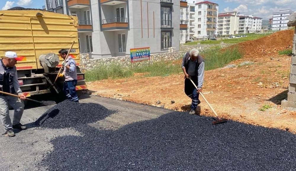 ADIYAMAN BELEDİYESİ FEN İŞLERİ MÜDÜRLÜĞÜ EKİPLERİ, DEPREMİN OLUMSUZ ETKİLERİNİ ORTADAN
