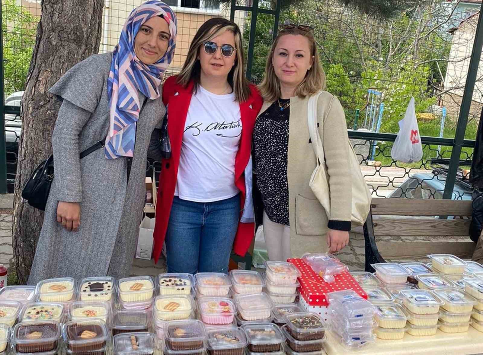 BOZÜYÜK'TE VELİLER DEPREMZEDELER İÇİN HAYIR ÇARŞISI KURULDU