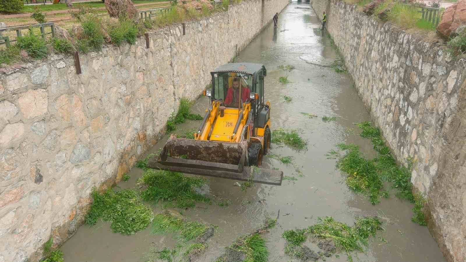 BOZÜYÜK’TE KANAL TEMİZLENİYOR
