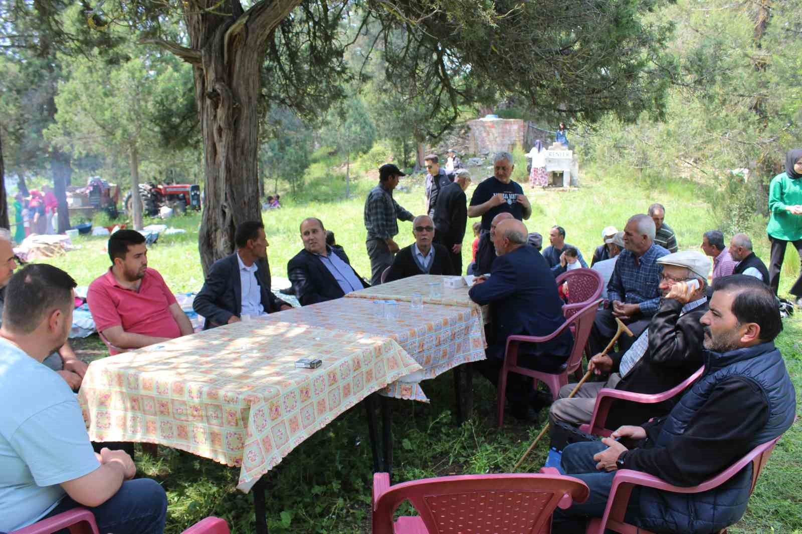 KÖYLERİNİN ASIRLIK GELENEKLERİNİ SÜRDÜRÜYORLAR