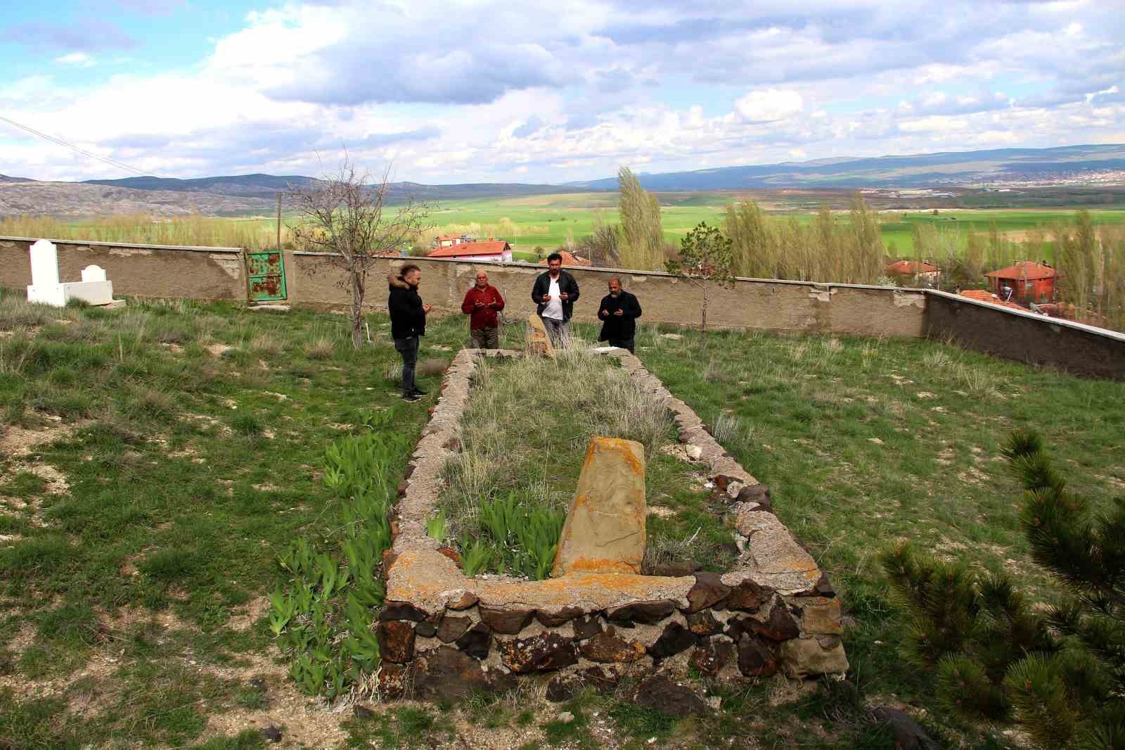 SİVAS’TA 8.5 METRE UZUNLUĞUNDA Kİ MEZARI GÖRENLER ŞAŞKINLIĞINI GİZLEMEZKEN MEZARIN