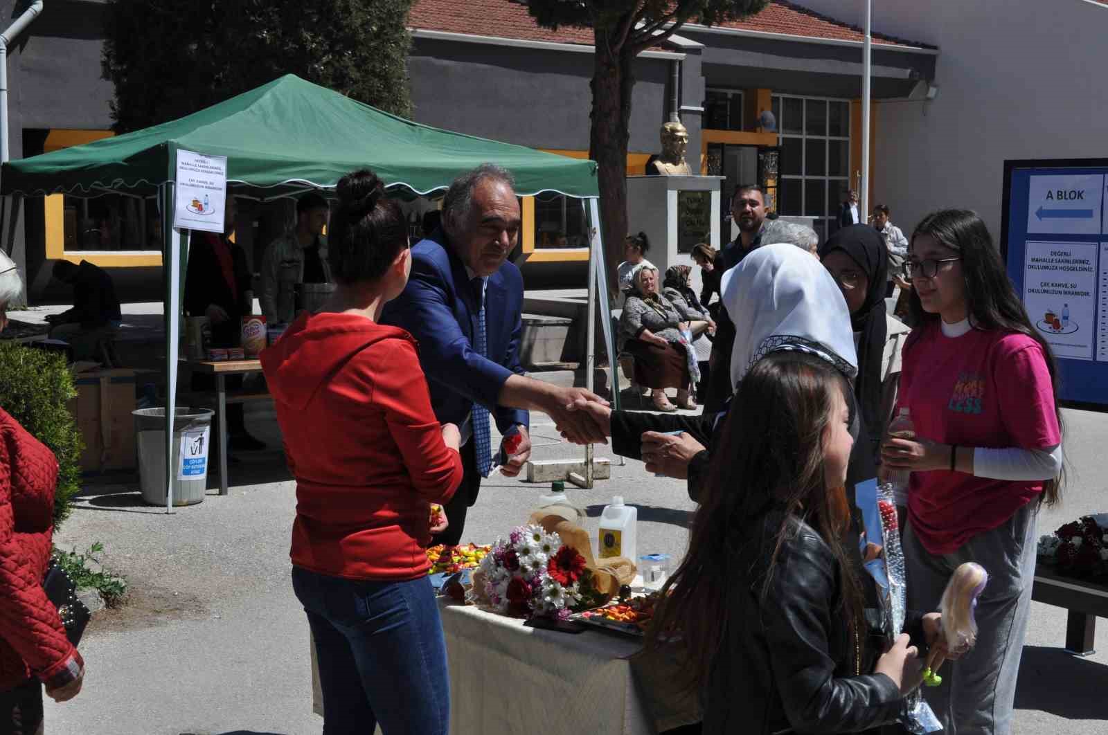 OY KULLANMAYA GELEN ANNELERİN ANNELER GÜNÜ'NÜ KUTLAYAN GAZİ MESLEKİ VE