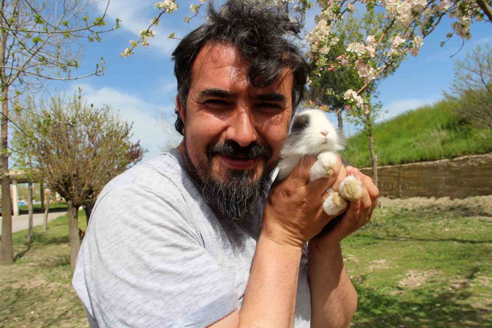 SİVAS’TA BİR TERMİNAL GÖREVLİSİ HOBİ AMAÇLI BESLEDİĞİ ONLARCA TAVŞANIYLA YOLCULARI