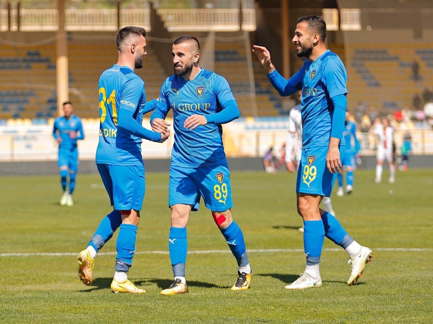 ERHAN ÇELENK (ORTADA)