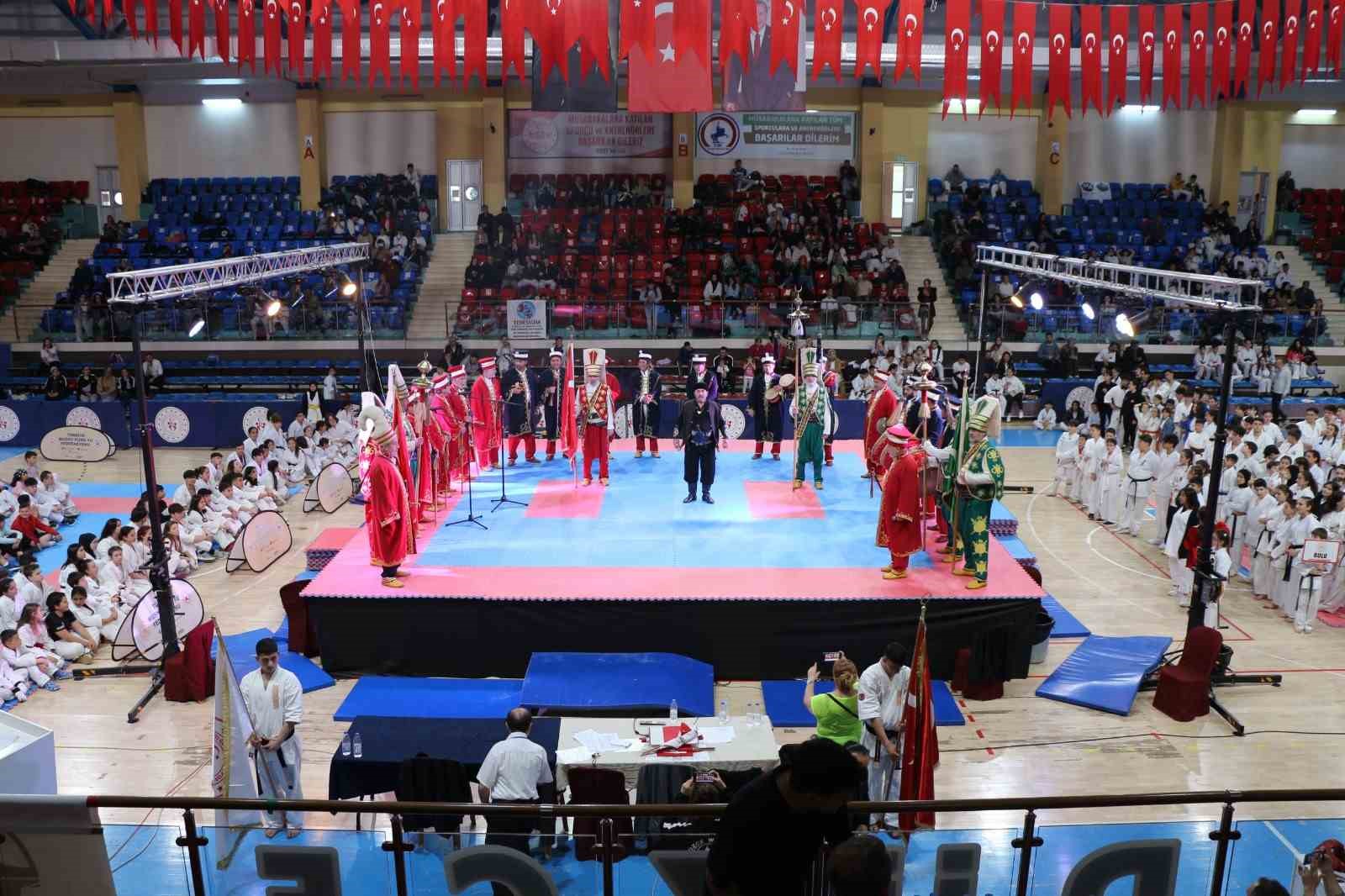 BUDOKAİDO KUMİTE VE KATA TÜRKİYE ŞAMPİYONASI 1400 SPORCUNUN KATILIMIYLA BAŞLADI.