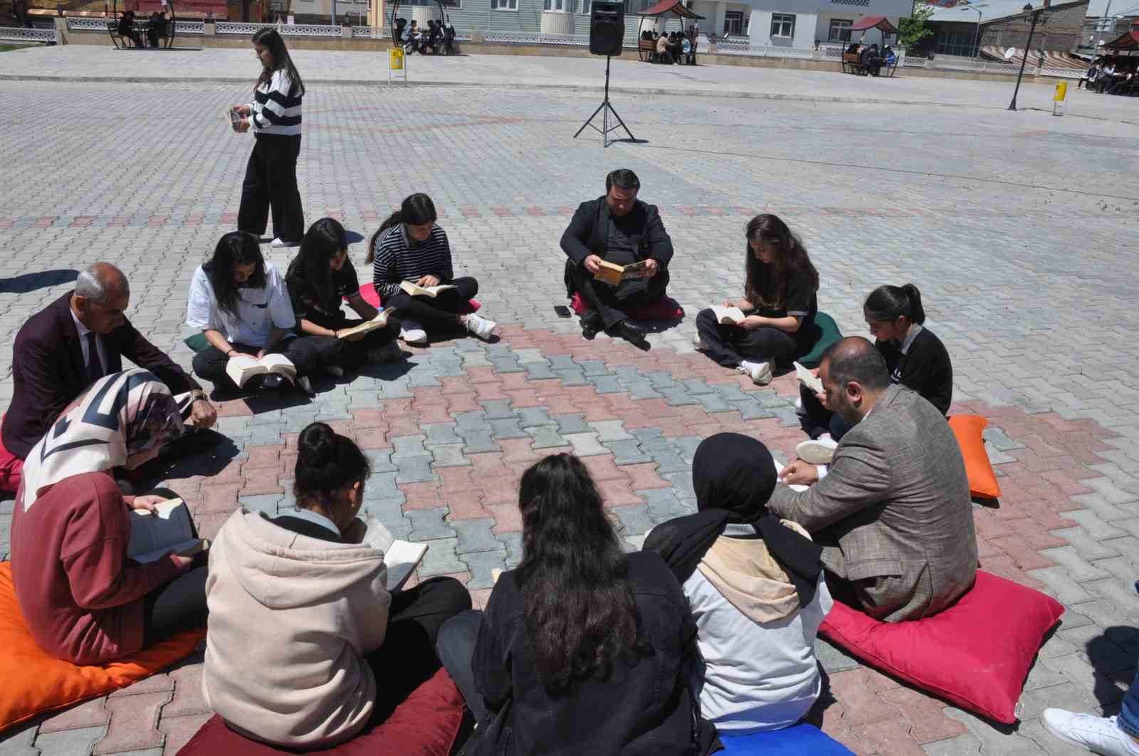 MUŞ’UN BULANIK İLÇESİNDE GENÇLİK HAFTASI ETKİNLİKLERİ ÇERÇEVESİNDE OKUMA ETKİNLİĞİ DÜZENLENDİ.