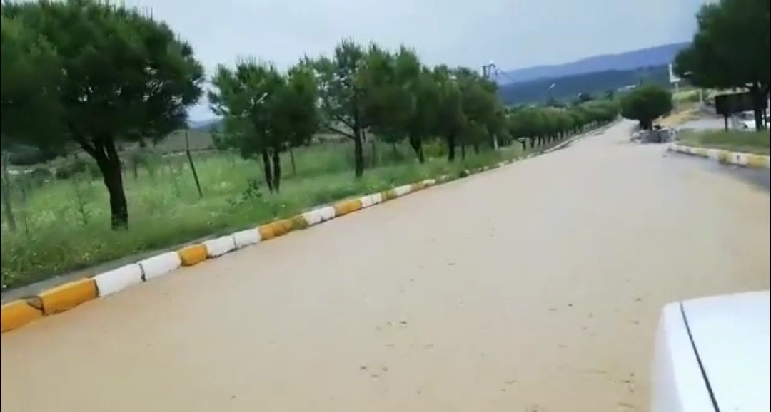 DENİZLİ’NİN BULDAN İLÇESİNDE ETKİLİ OLAN ŞİDDETLİ YAĞIŞ SONRASI CADDE VE