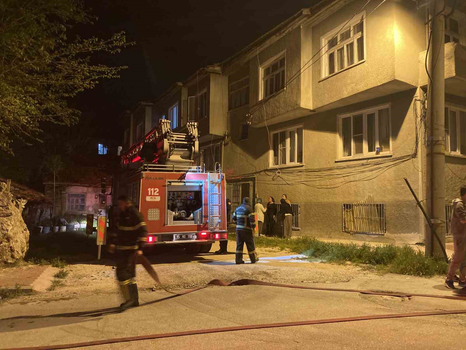 BURDUR’DA BİR EVİN BACASINDA Kİ KURUMLARIN ALEV ALMASIYLA ÇIKAN ÇATI