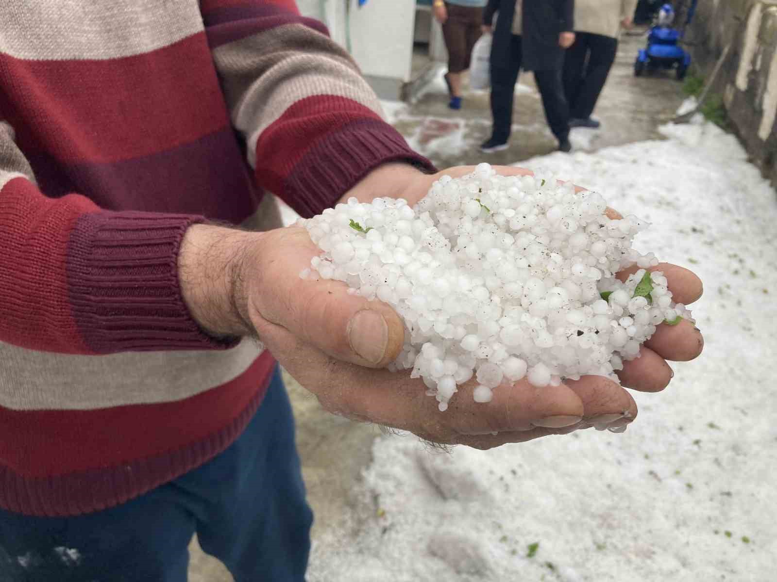 BURDUR’DA BİR BUÇUK SAAT BOYUNCA YAĞAN DOLU VE YAĞMUR YAĞIŞI