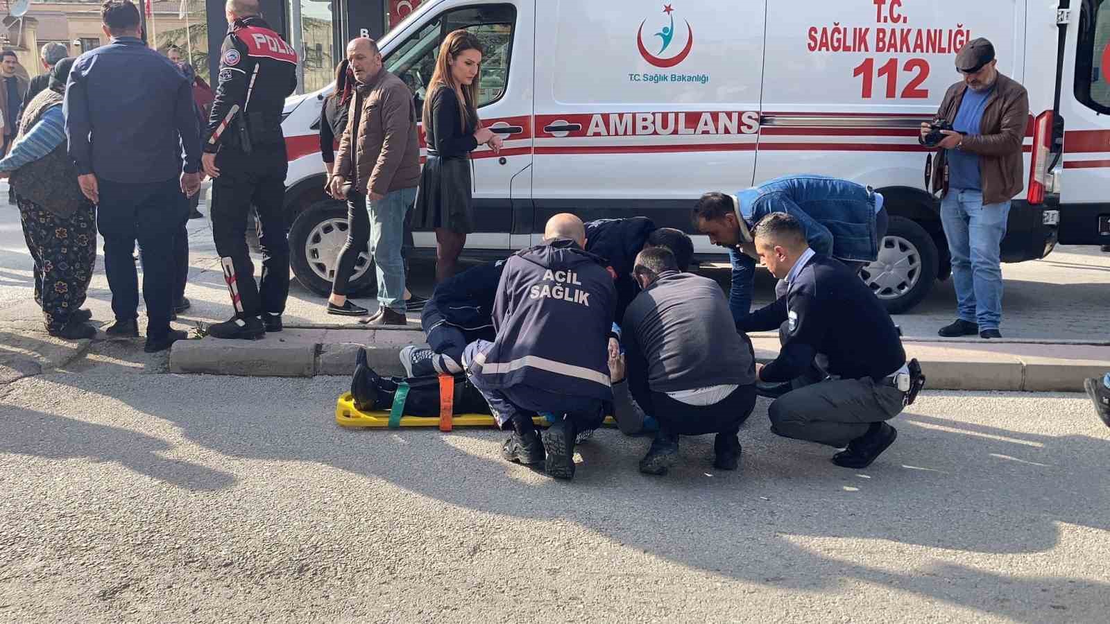 BURDUR’DA YOLUN KARŞISINA GEÇMEYE ÇALIŞAN YAŞLI ADAMA MOTOSİKLET ÇARPTI, YAYA