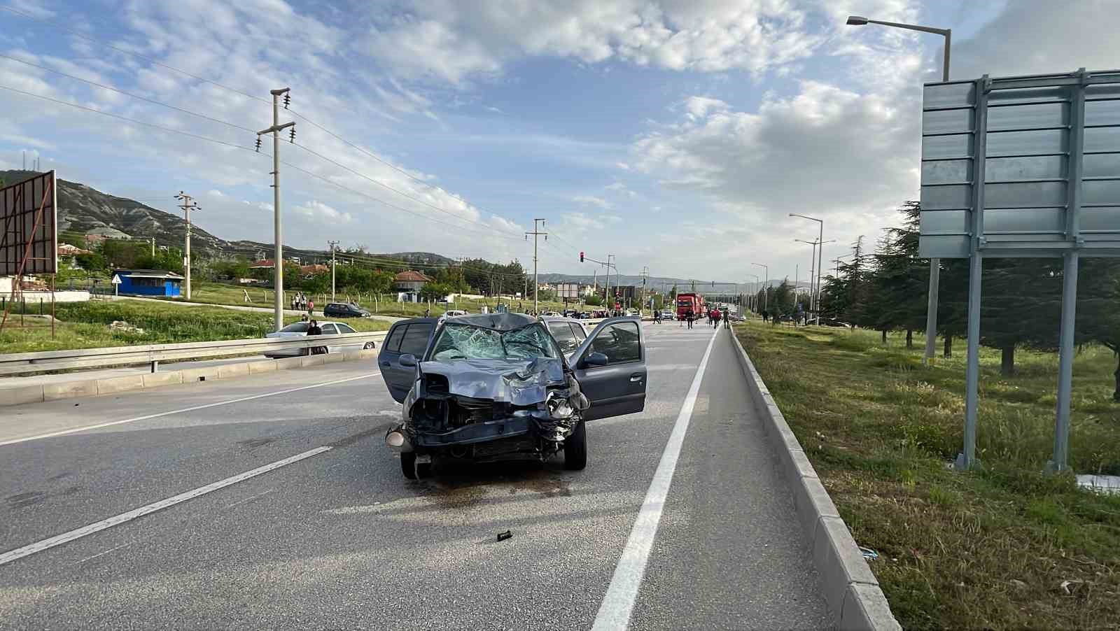 TATİL İÇİN GELDİKLERİ ANTALYA’DAN ANKARA’YA DÖNEN GENÇLER BURDUR’DA MOTOSİKLETLE ÇARPIŞTI,