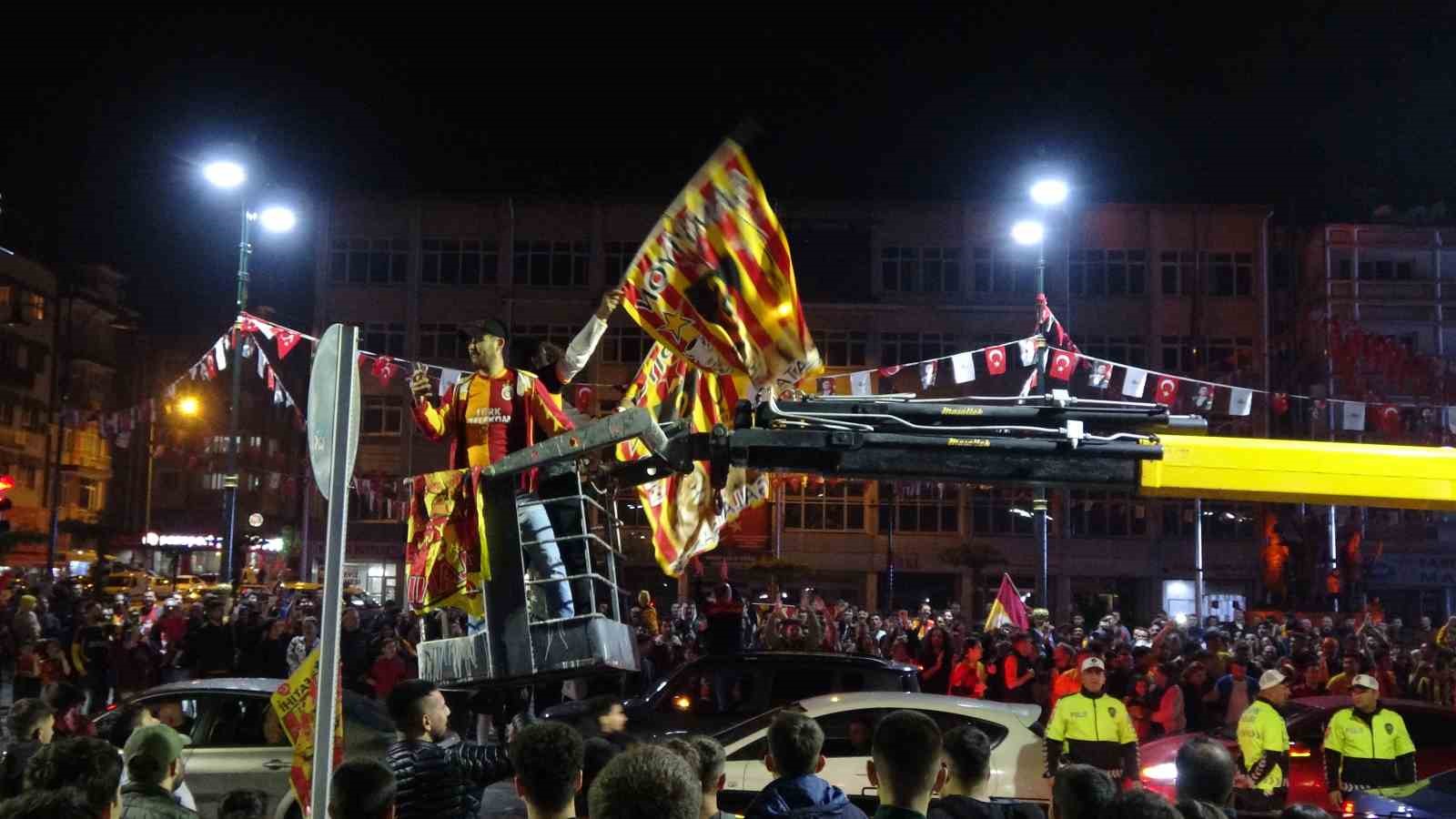 BURDUR’DA ŞAMPİYONLUK KUTLAMALARININ DOZUNU KAÇIRAN TARAFTARLAR VİNCE ÇIKIP EĞLENMEYE ÇALIŞINCA
