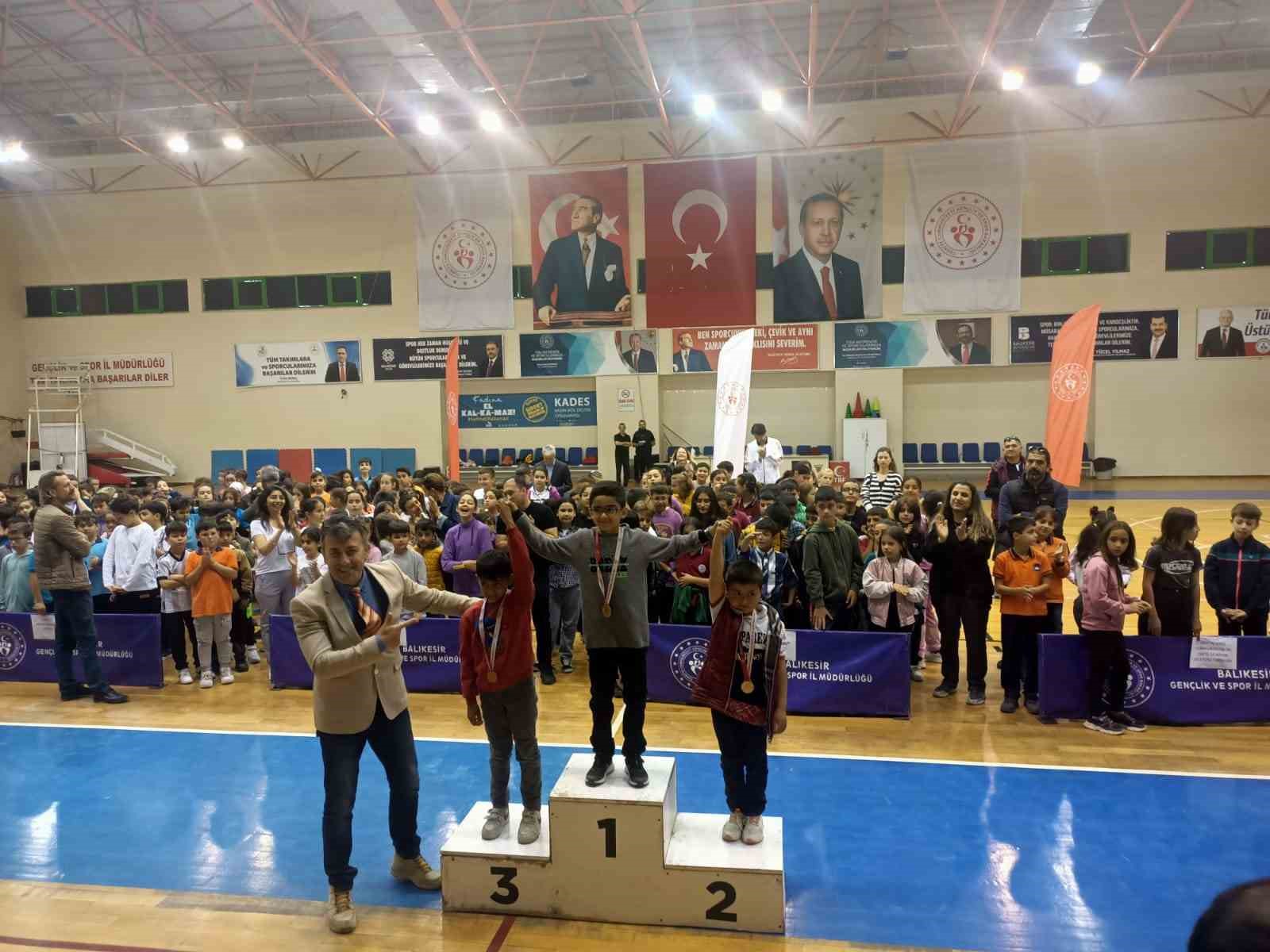 Burhaniye’de Geleneksel Çocuk Oyunları ödül töreni ÇOCUK OYUNLARI ŞENLİĞİ ÖDÜL TÖRENİ