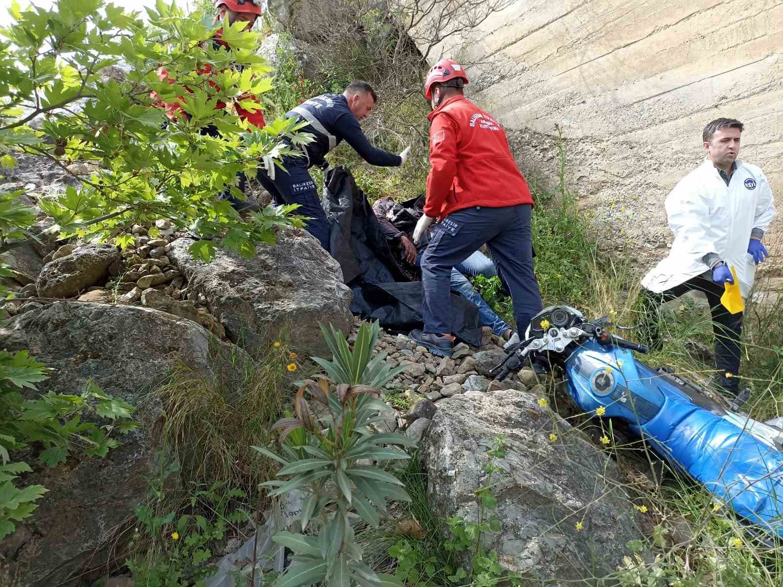 BALIKESİR'İN BURHANİYE İLÇESİNDE, KÖPRÜDEN DEREYE DÜŞEN MOTOSİKLET SÜRÜCÜSÜ HAYATINI KAYBETTİ.