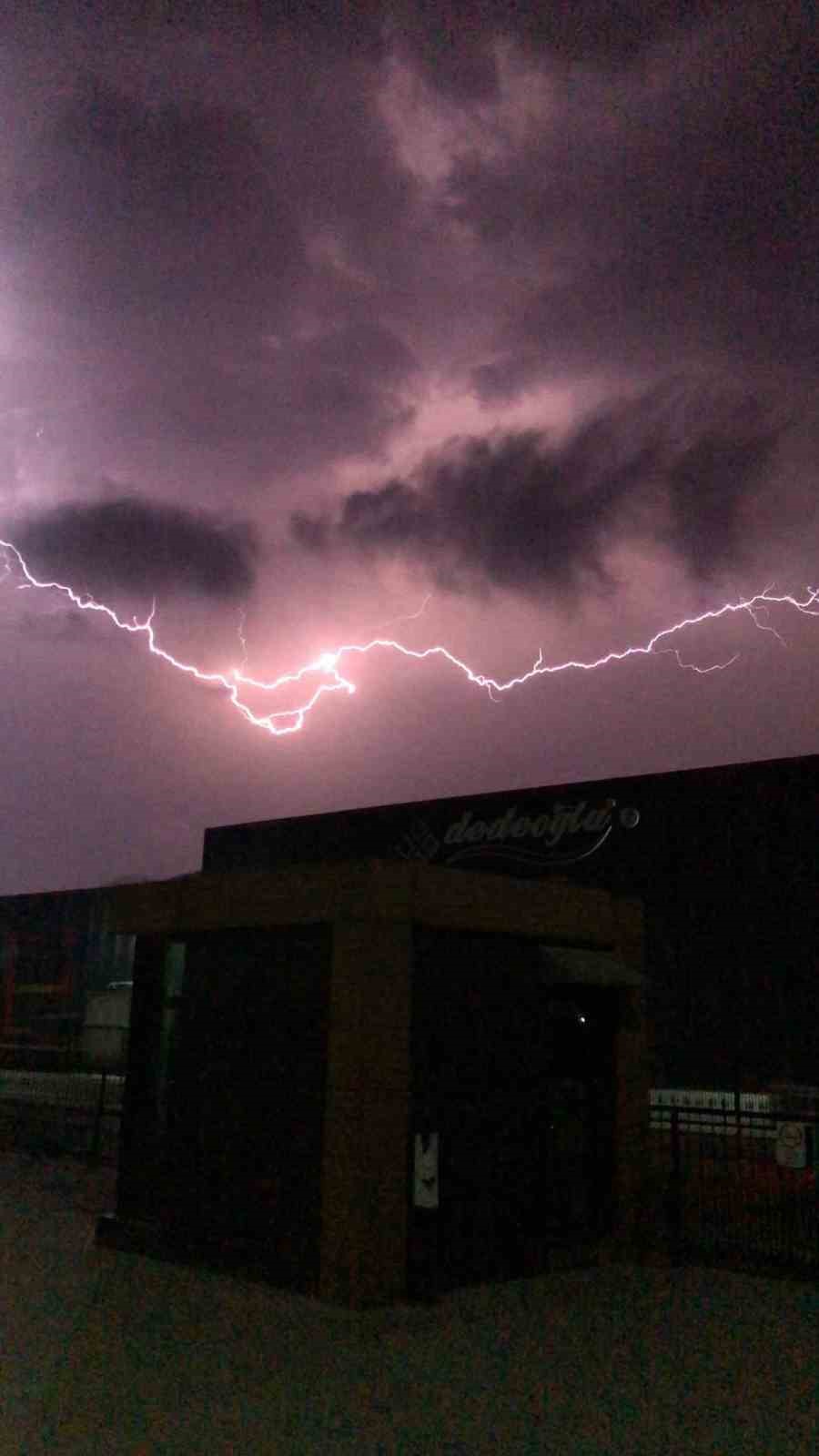 BURSA’DA METEOROLOJİNİN ŞİDDETLİ YAĞIŞ UYARILARININ ARDINDAN YER YER ETKİSİNİ GÖSTEREN