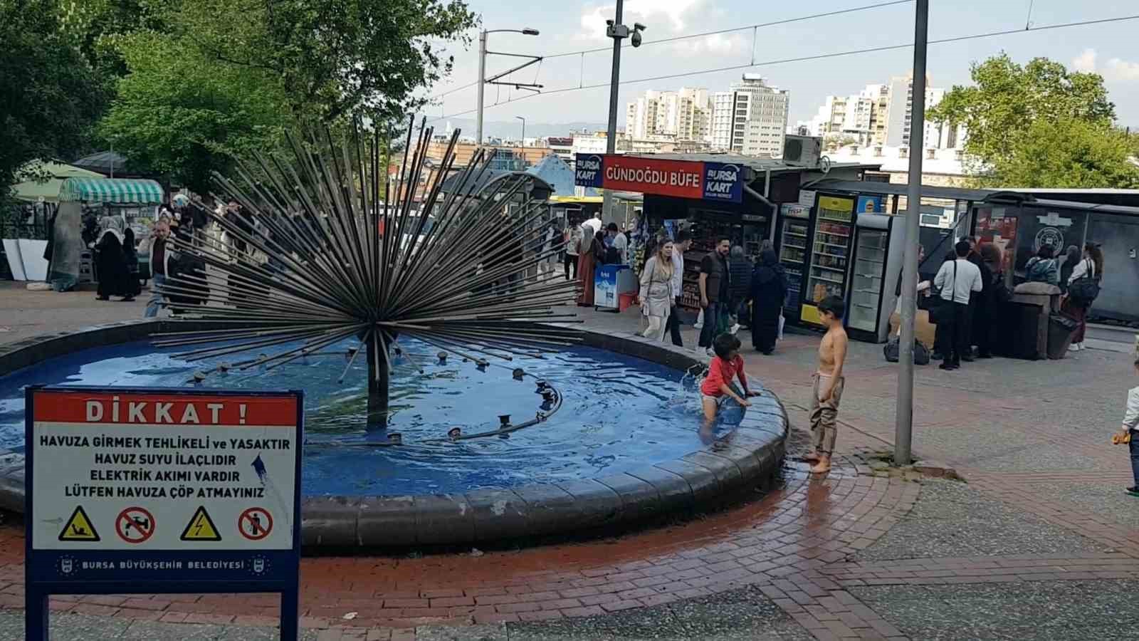 BURSA'DA ÇOCUKLARIN SÜS HAVUZUNDA TEHLİKELİ EĞLENCESİ