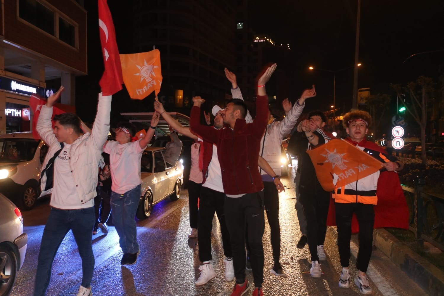 BURSA’DA CUMHUR İTTİFAKINI DESTEKLEYEN VATANDAŞLAR KUTLAMA İÇİN ERKENDEN SOKAKLARA İNDİ.