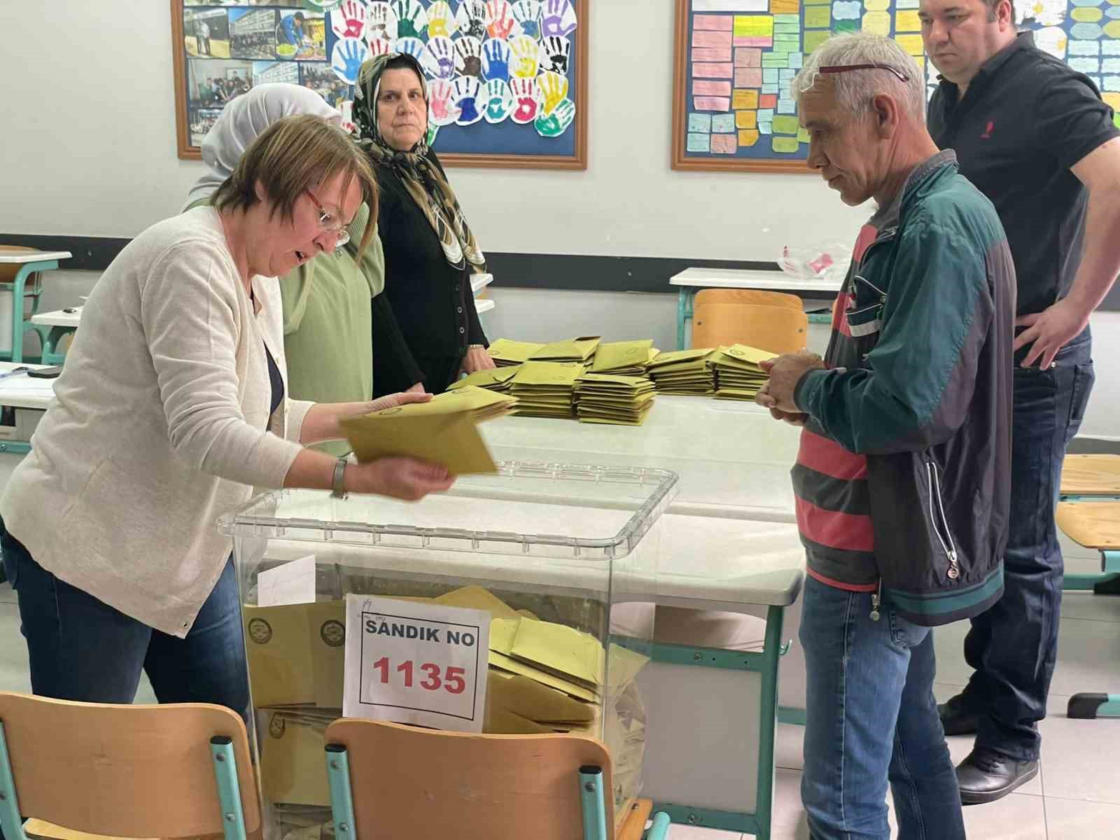 TÜRKİYE GENELİNDE SAAT 08.00 İTİBARIYLA BAŞLAYAN OY VERME İŞLEMİYLE 17.00’DE