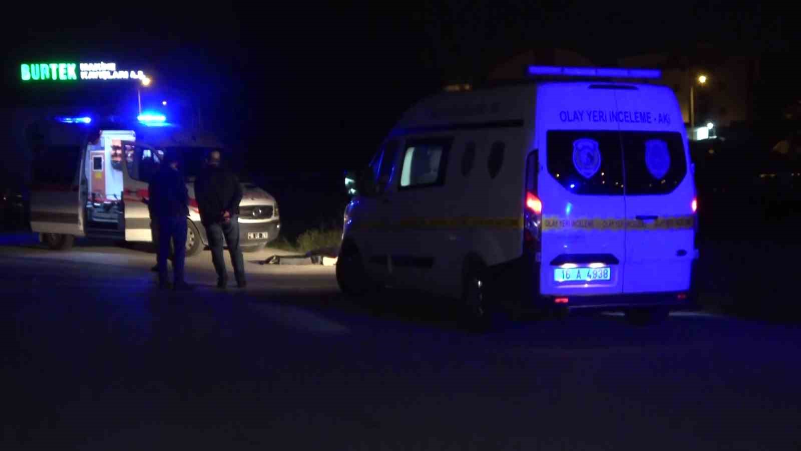 BURSA’DA SAAT GECE 01.00 SIRALARINDA YERDE HAREKETSİZ YATAN ERKEK CESEDİ