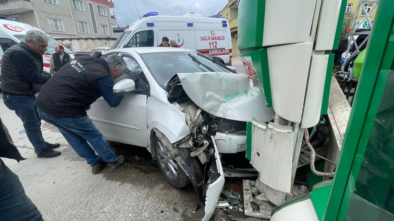 BURSA'NIN İZNİK İLÇESİNDE MEYDANA GELEN KAZADA İKİ ARAÇ BENZİN İSTASYONU