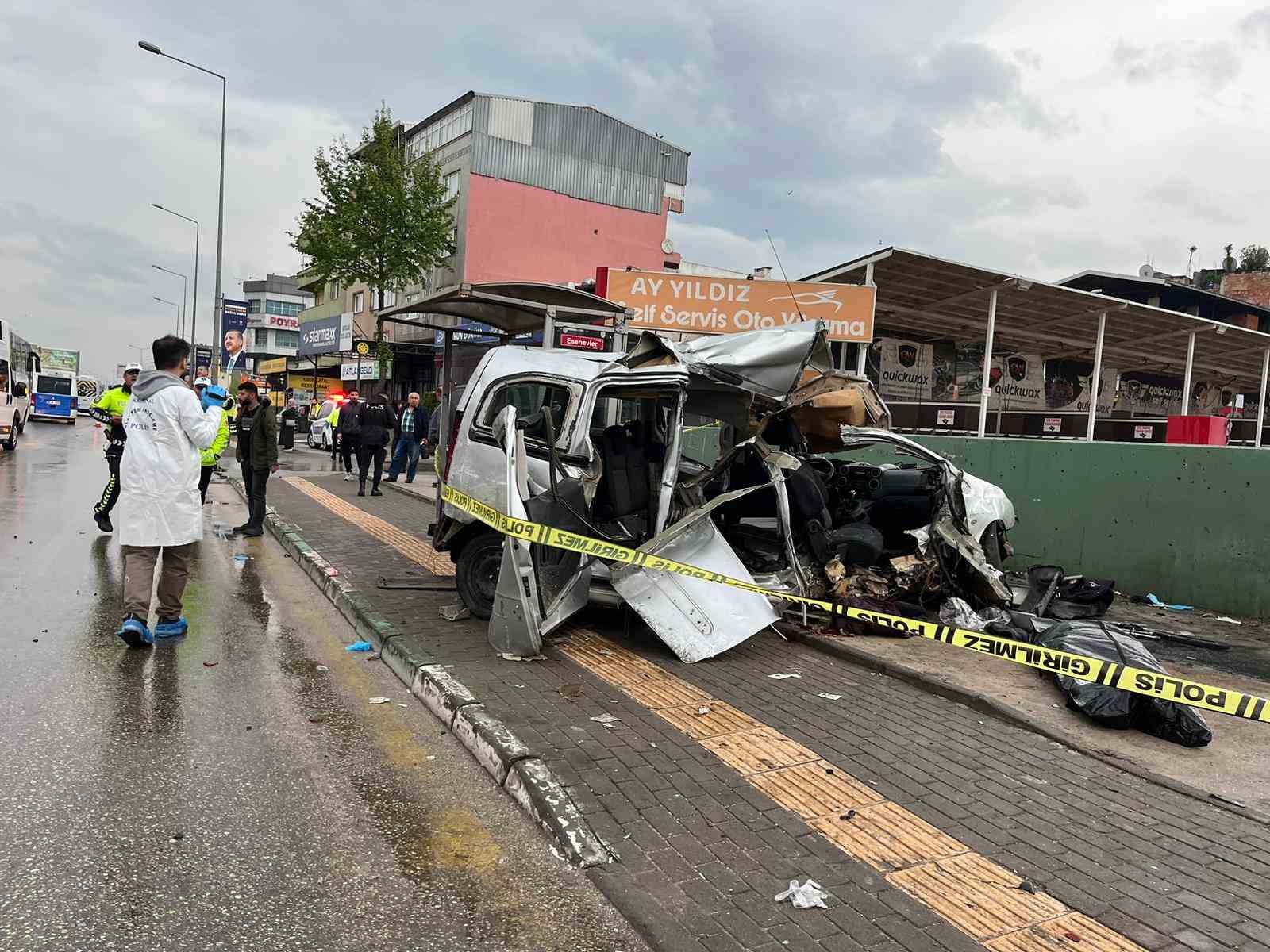 BURSA’DA YAĞIŞLI HAVANIN ETKİSİYLE SÜRÜCÜSÜNÜN KONTROLÜNDEN ÇIKAN HAFİF TİCARİ ARAÇ