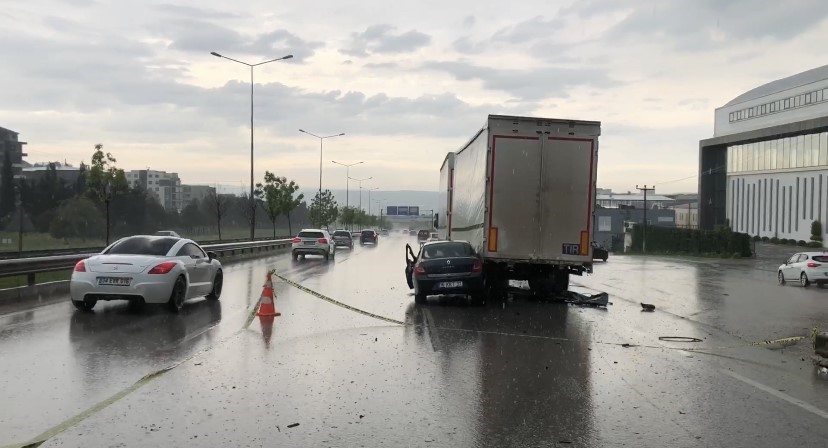 BURSA’DA OTOMOBİL TIRIN ALTINA OK GİBİ GİRDİĞİ KAZADA 2 KİŞİ