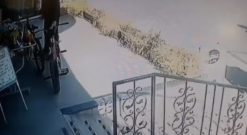 BURSA'DA GÜPEGÜNDÜZ BİSİKLET HIRSIZLIĞI GÜVENLİK KAMERASINA SANİYE SANİYE YANSIDI.
