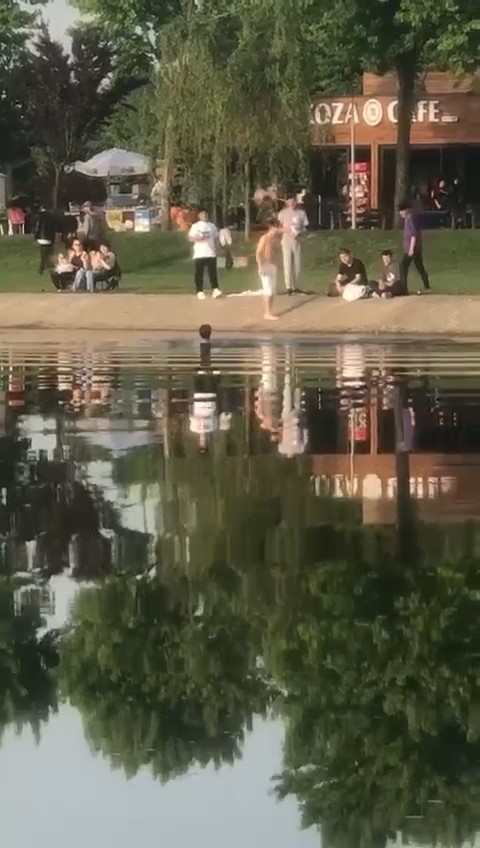 BURSA’DA HAVA SICAKLIĞININ 30 DERECENİN ÜZERİNE ÇIKMASIYLA SERİNLEMEK İSTEYEN ÇOCUKLAR