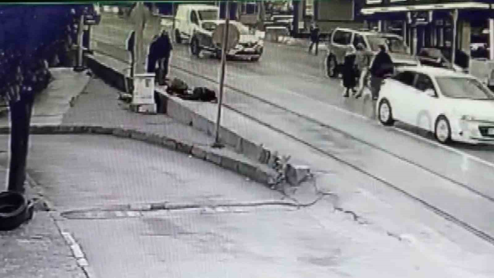 BURSA’DA BİR ŞAHIS, ALT GEÇİDİ İHLAL EDEREK CADDENİN KARŞISINA GEÇMEYE