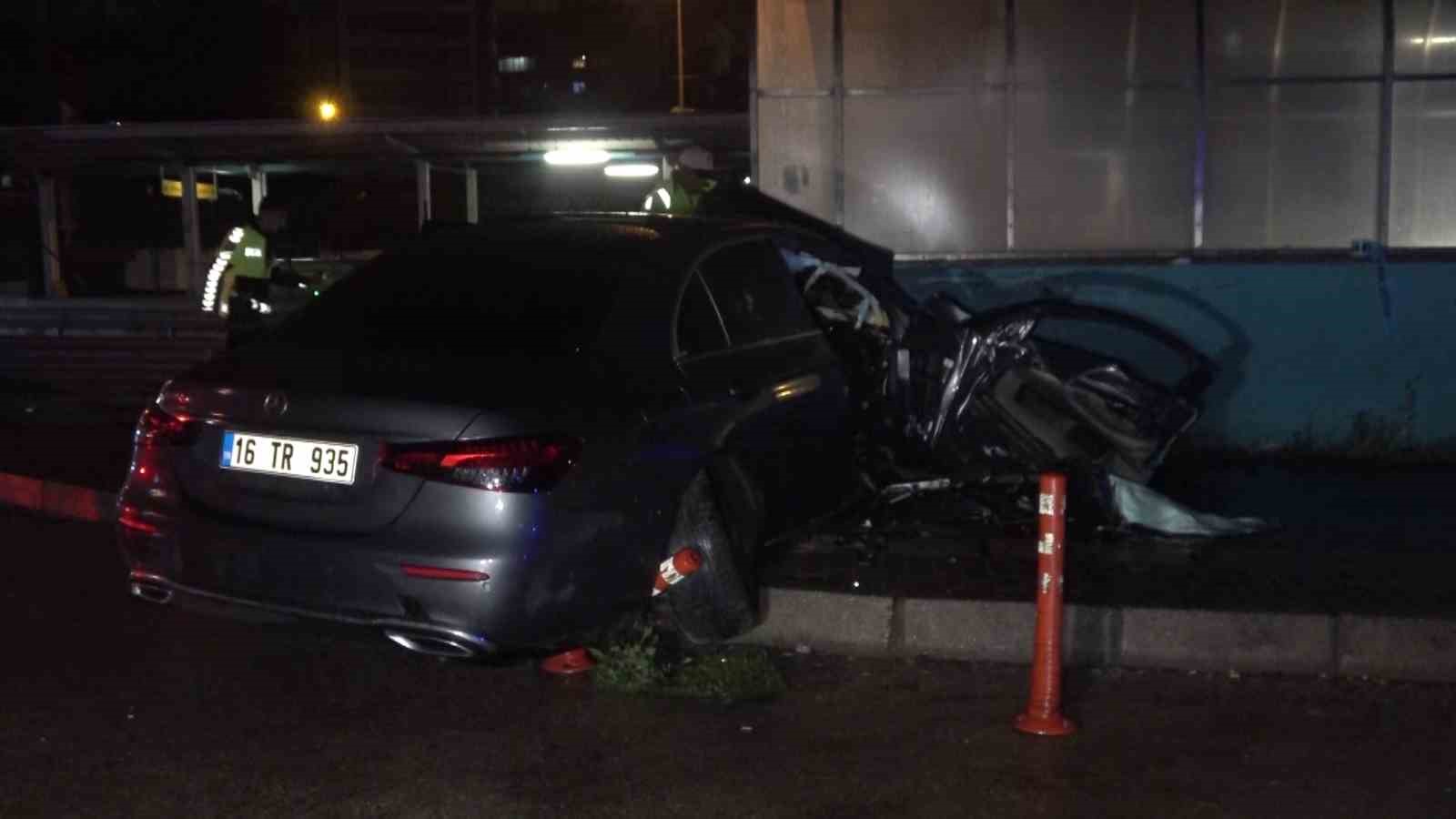 BURSA’DA YAĞIŞLI HAVANIN ETKİSİYLE SÜRÜCÜSÜNÜN KONTROLÜNDEN ÇIKAN OTOMOBİL METRO İSTASYONUNUN
