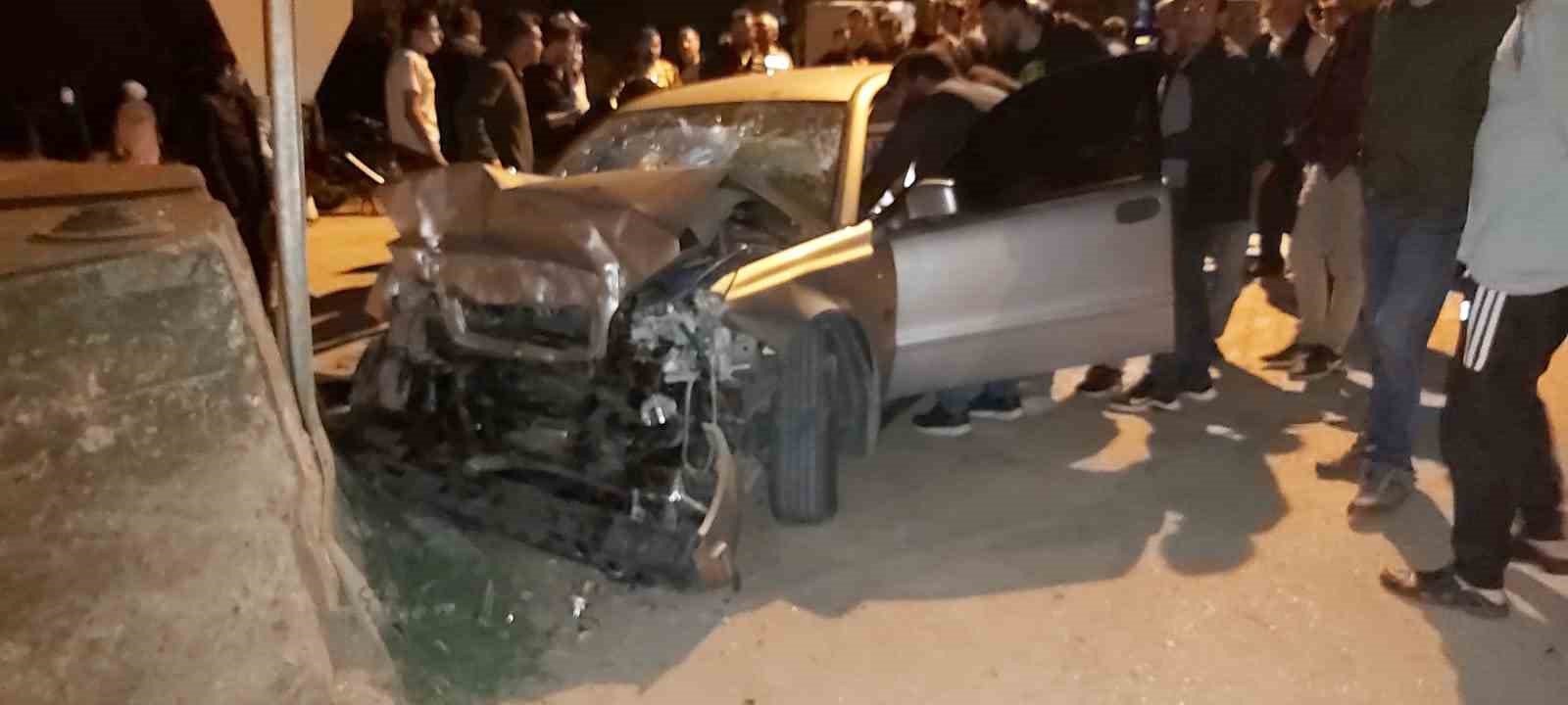 BURSA’NIN ORHANGAZİ İLÇESİNDE SÜRÜCÜSÜNÜN KONTROLÜNDEN ÇIKAN OTOMOBİL BETON DUVARA ÇARPTI.
